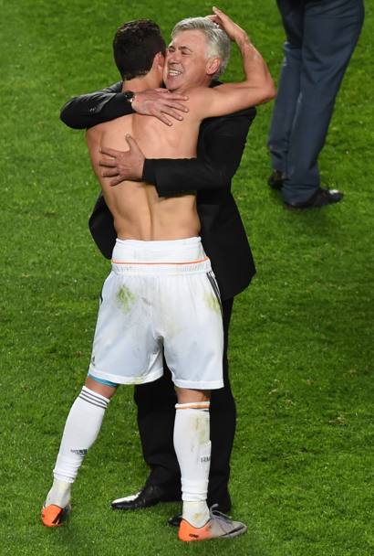 Bello l’abbraccio con Carlo Ancelotti. Afp